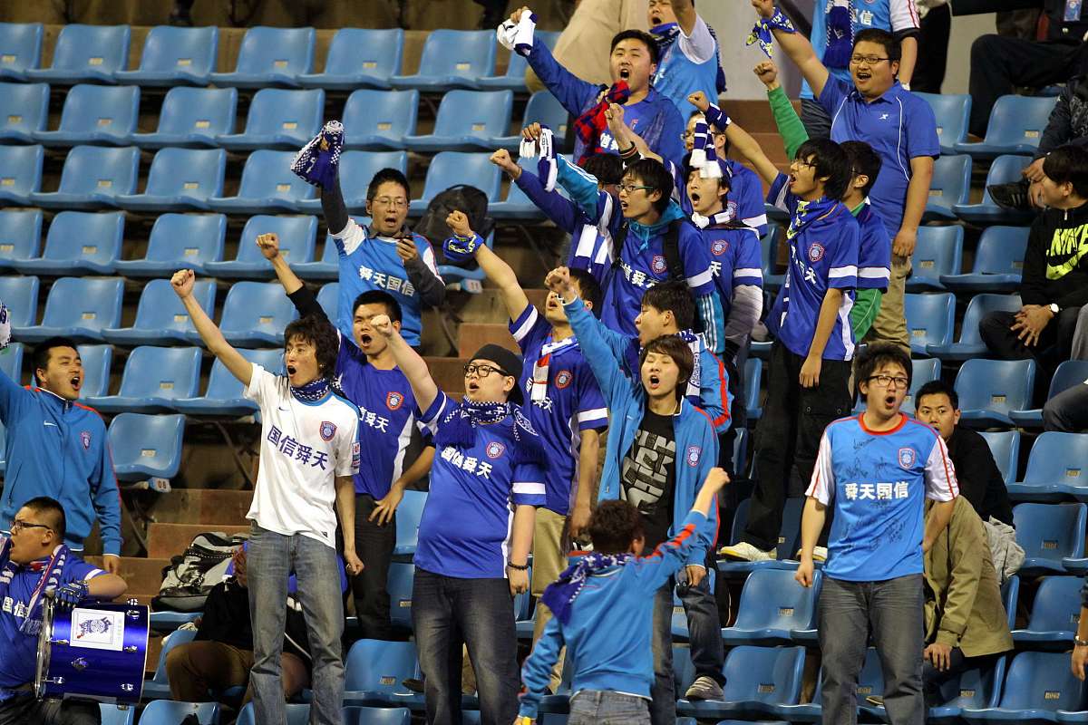 上海队球员异军突起，助球队击败对手