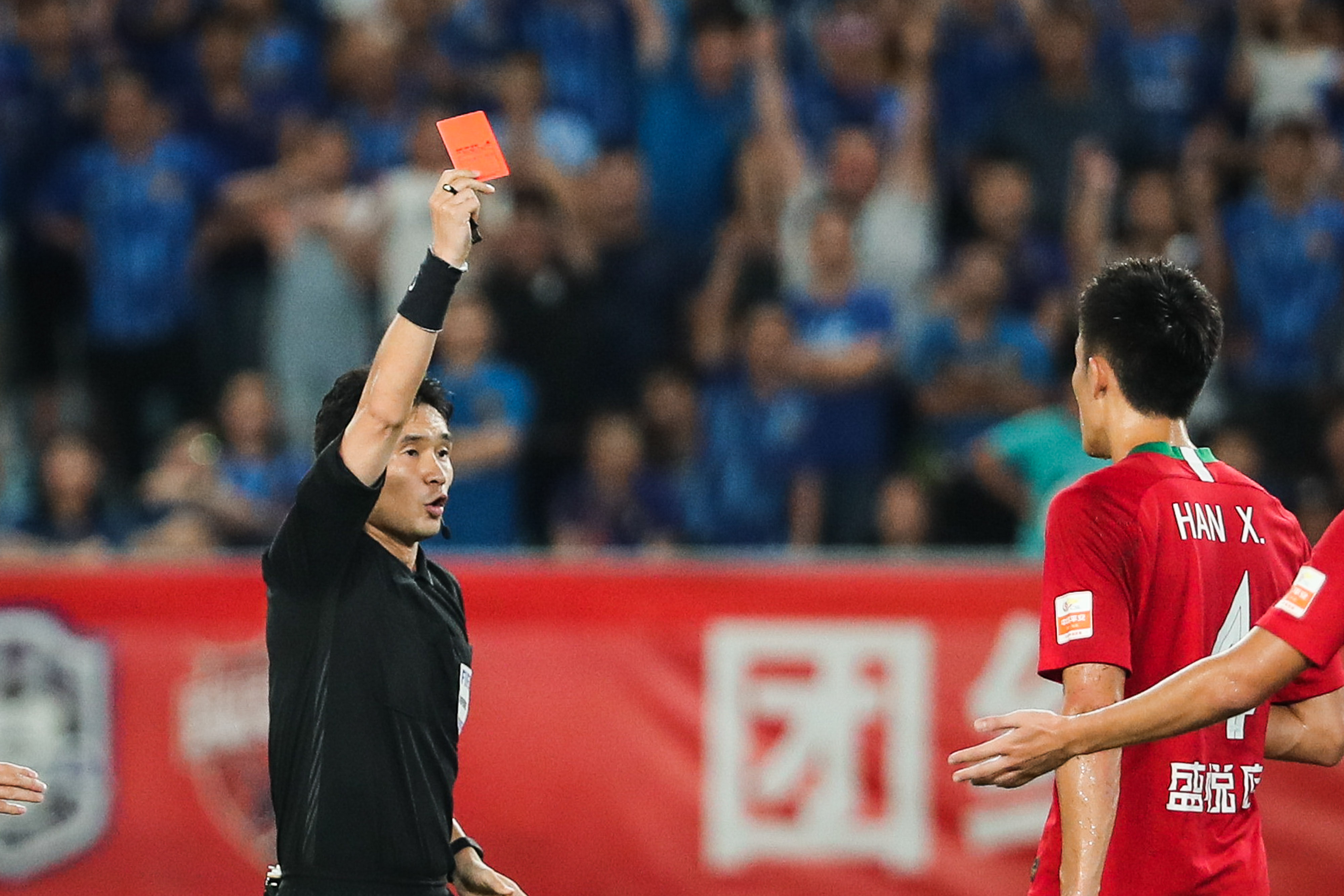 比赛中双方队员发生冲突,裁判出示红牌 比赛中双方队员发生冲突,裁判出示红牌