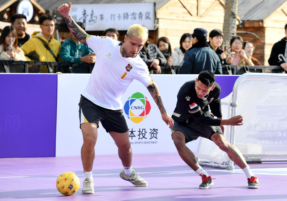 球员们在足球赛场上展现过人技艺