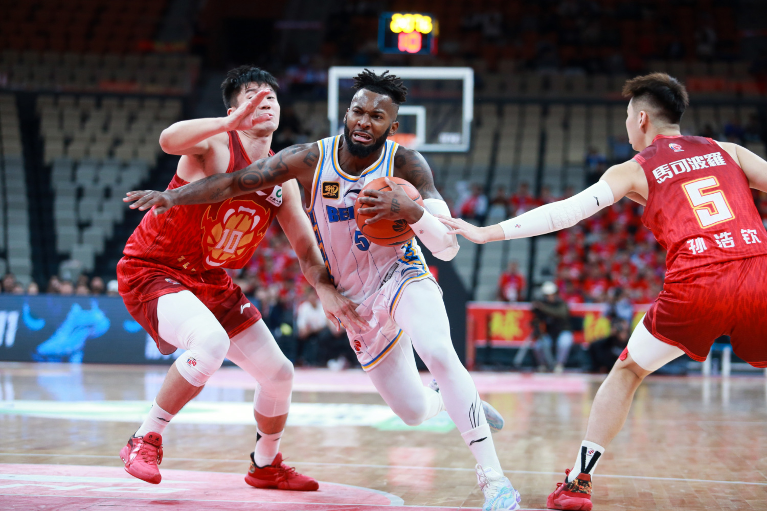 北京男篮在比赛中展现出生猛一面，击败对手