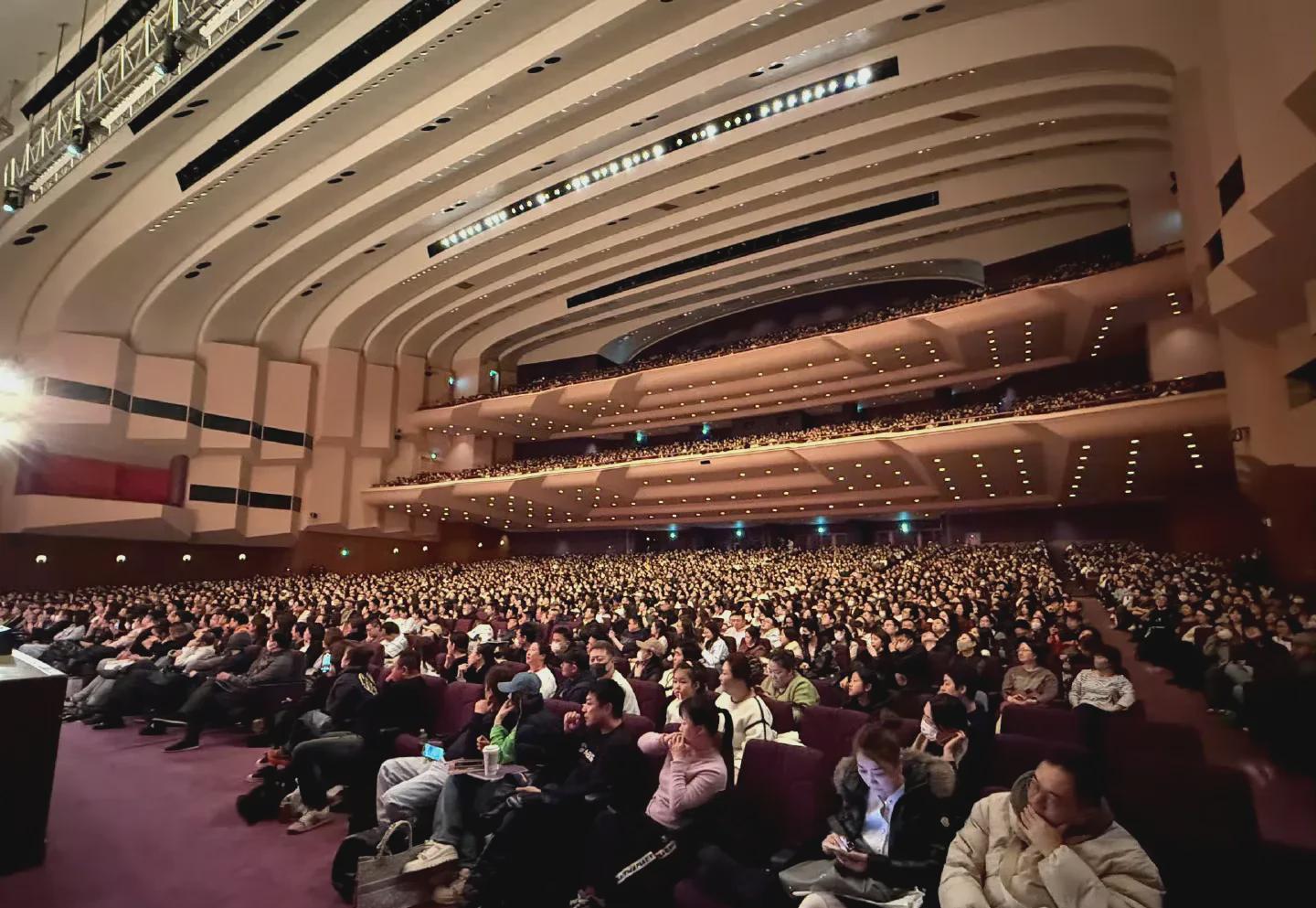 开云平台-比赛现场热闹非凡，观众热情高涨