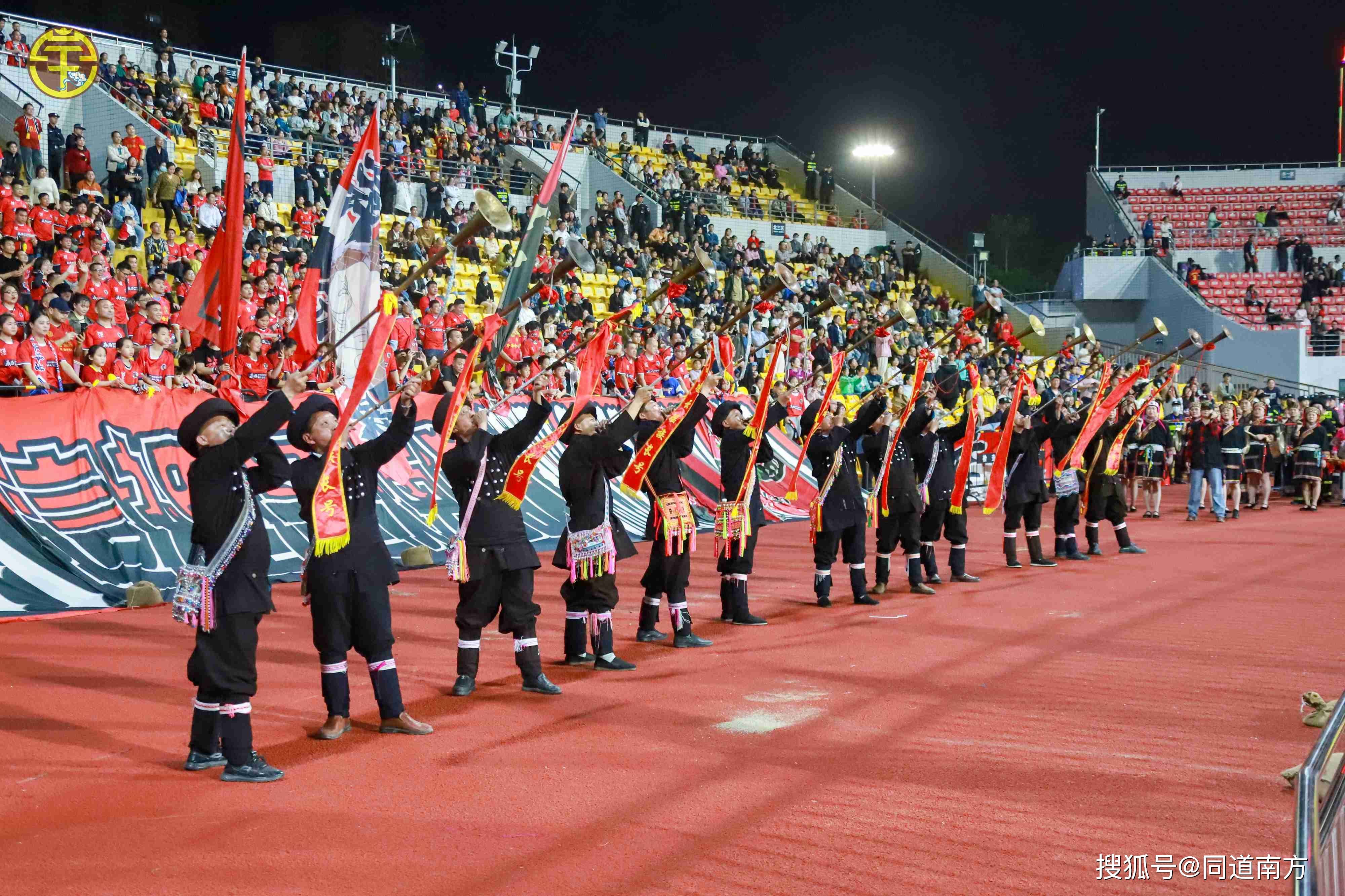 比赛现场热闹非凡，观众热情高涨