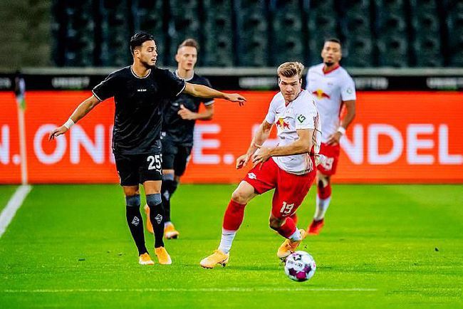 包含巴黎圣日耳曼遇到困难，客场挑战阿贾克斯士气高涨的词条