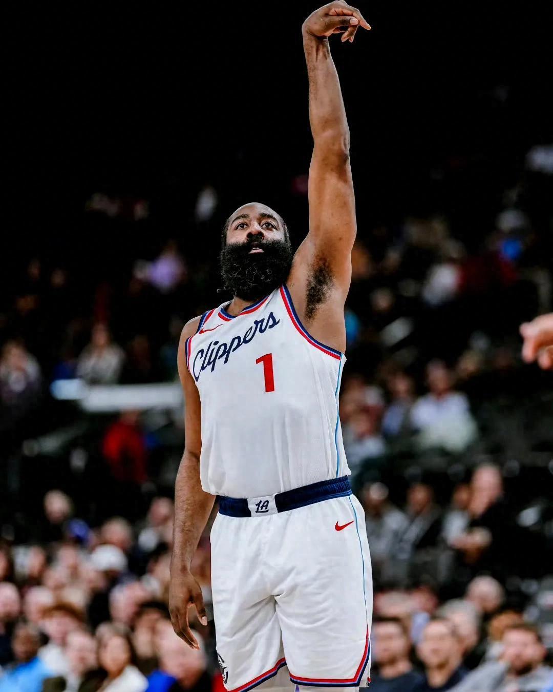 关于快船做好无沙特单核防守，四核心联手狂砍领先步行者豪取胜利的信息