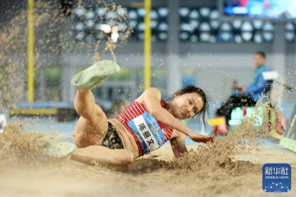 关于精彩瞬间：某国选手奋力拼搏，最终夺得银牌的信息