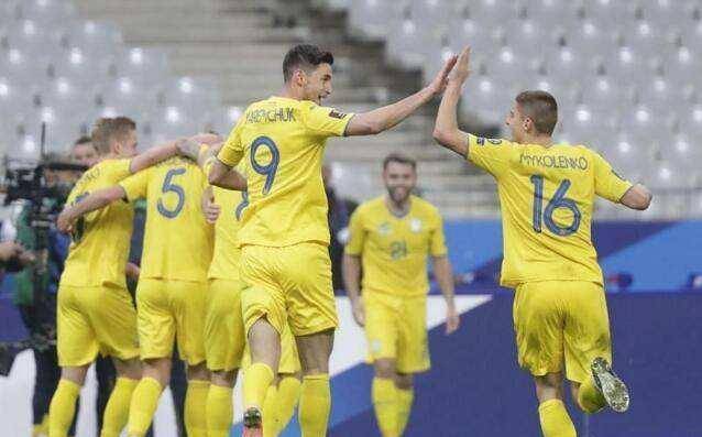 开云平台-阿塞拜疆举重选手实力碾压对手，登顶领奖台的简单介绍