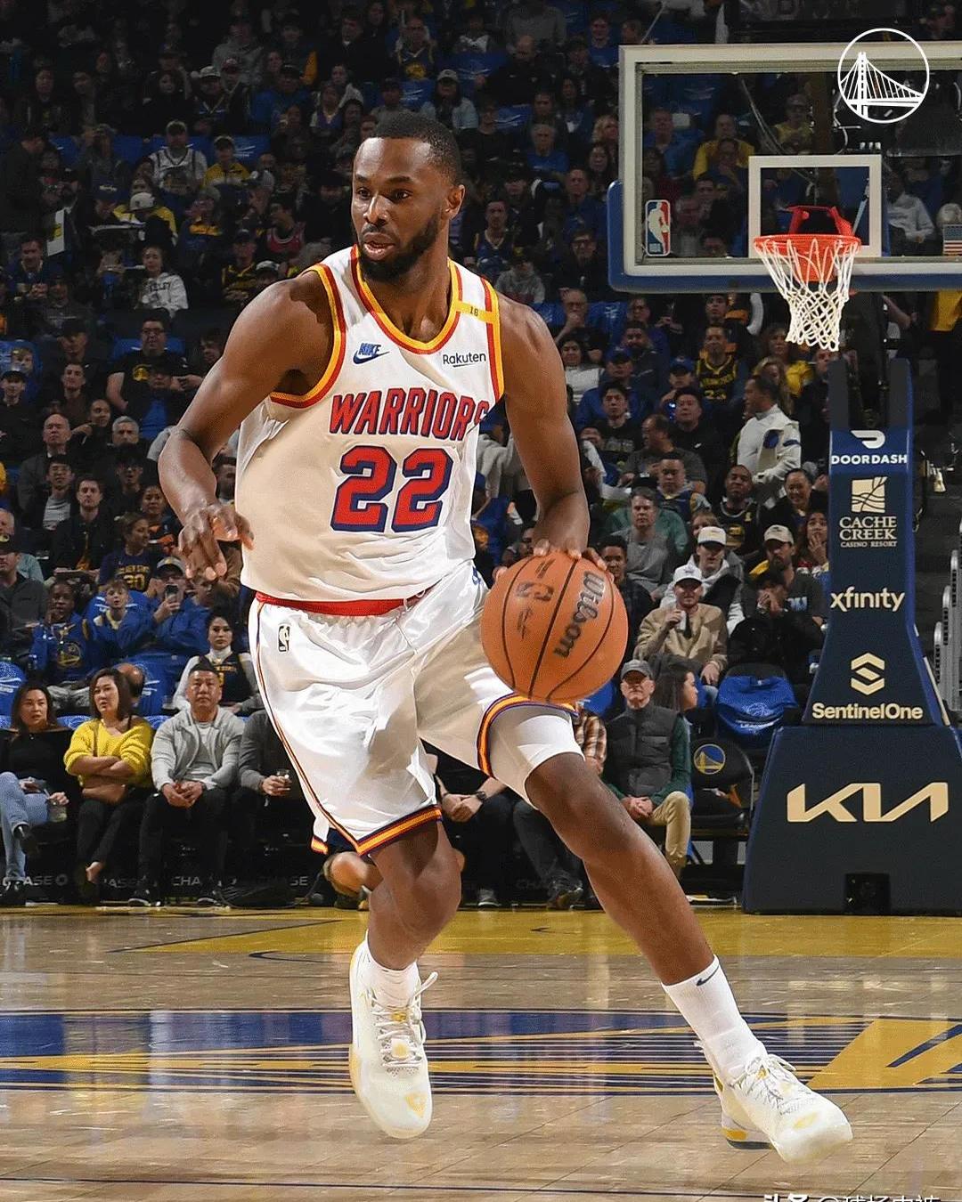 开云体育在线-篮球比赛中一名老将球员展现出持久的实力