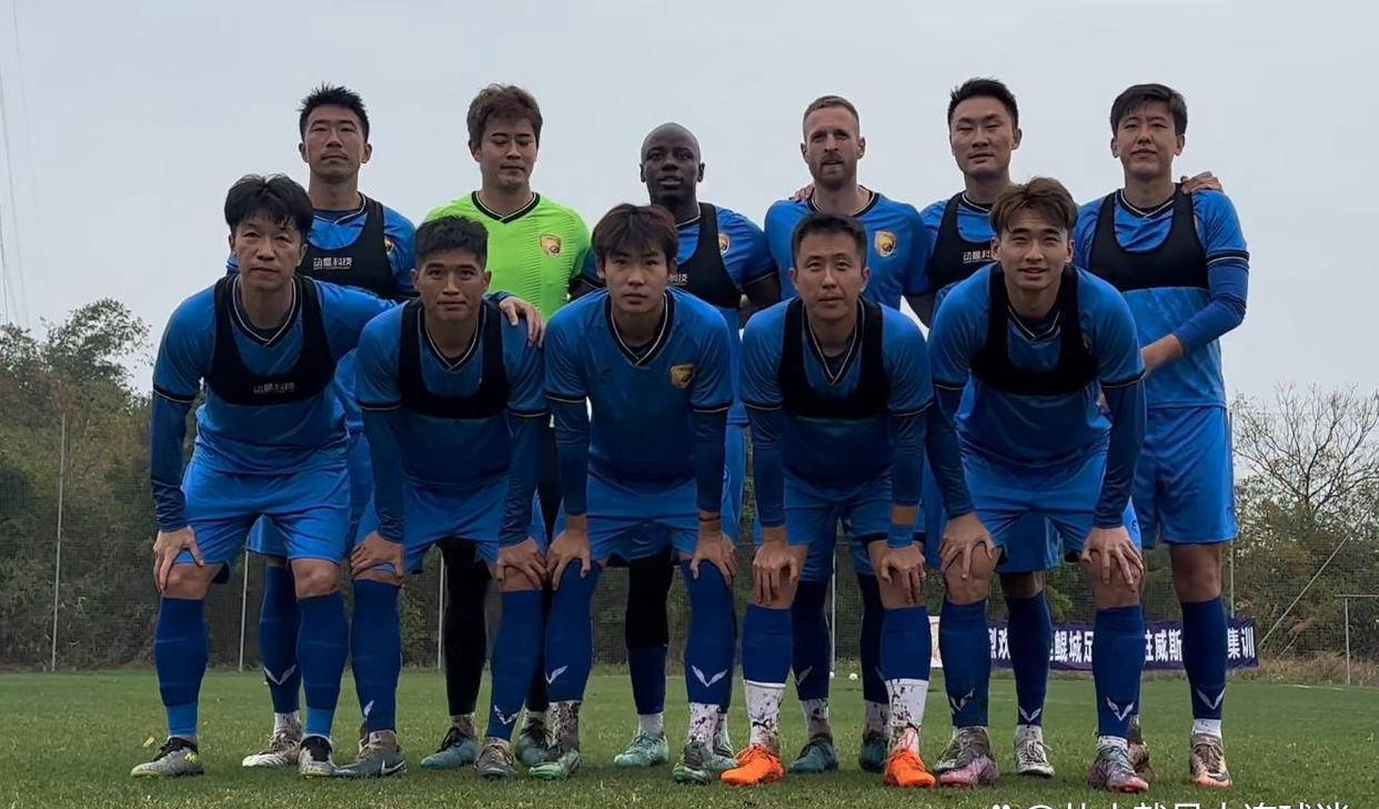 包含顶尖球队交锋，场上比拼激发热情力量的词条