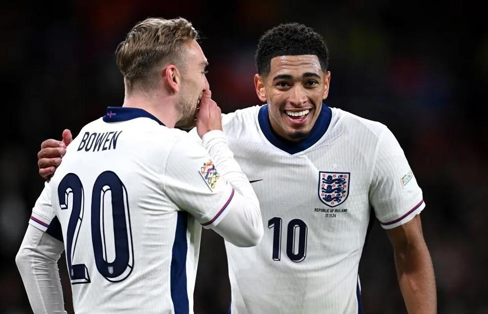 英格兰国家队庆祝胜利，晋级赛事