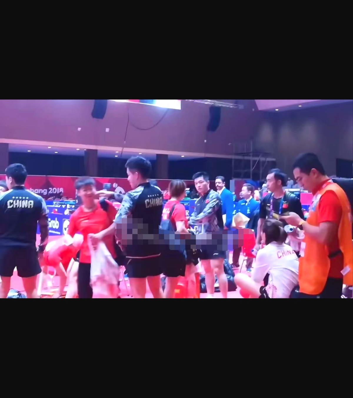 开云体育APP下载-紧张激烈的比赛场面，双方你来我往