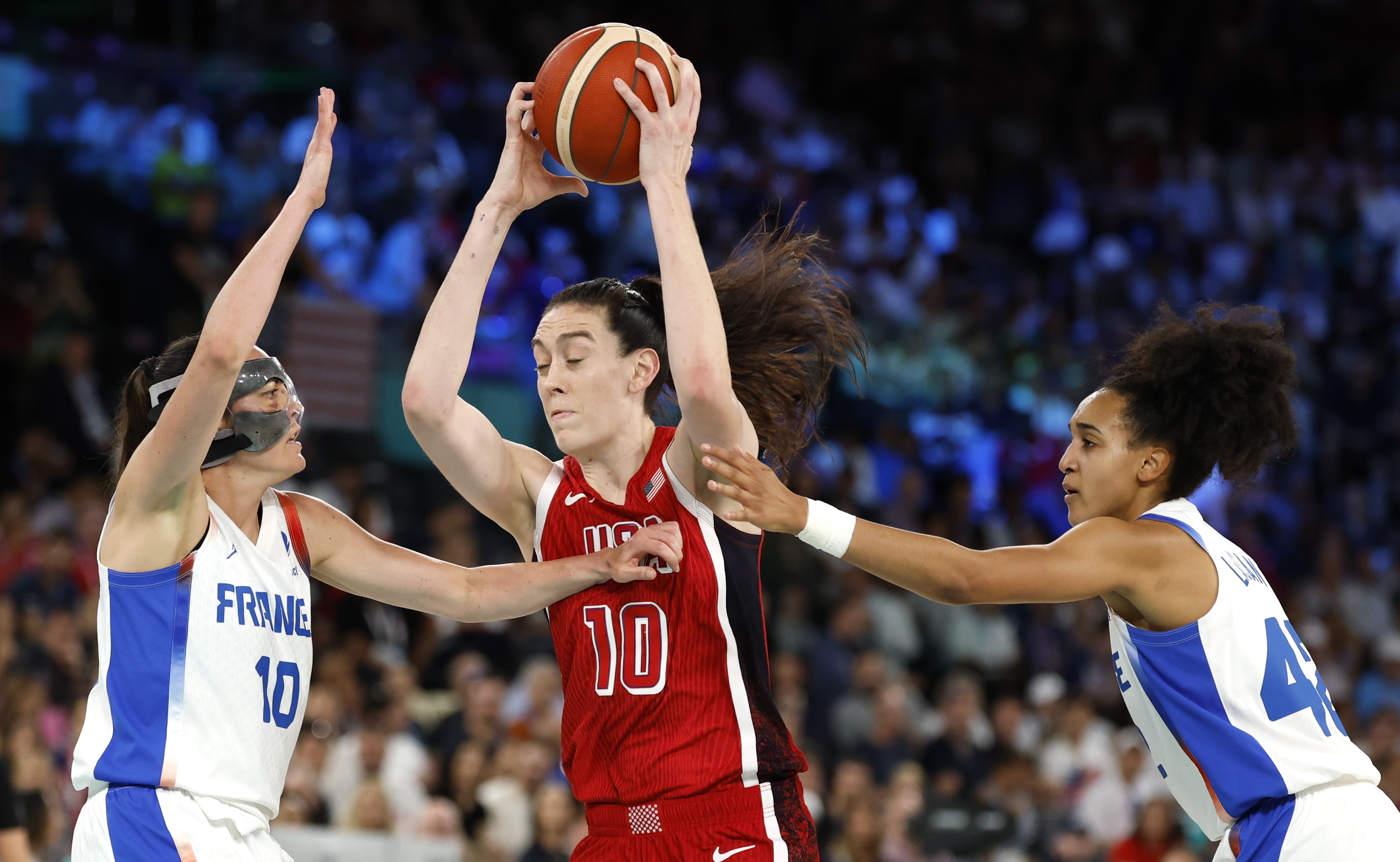 包含东道主代表团出色绽放，夺得金牌的词条