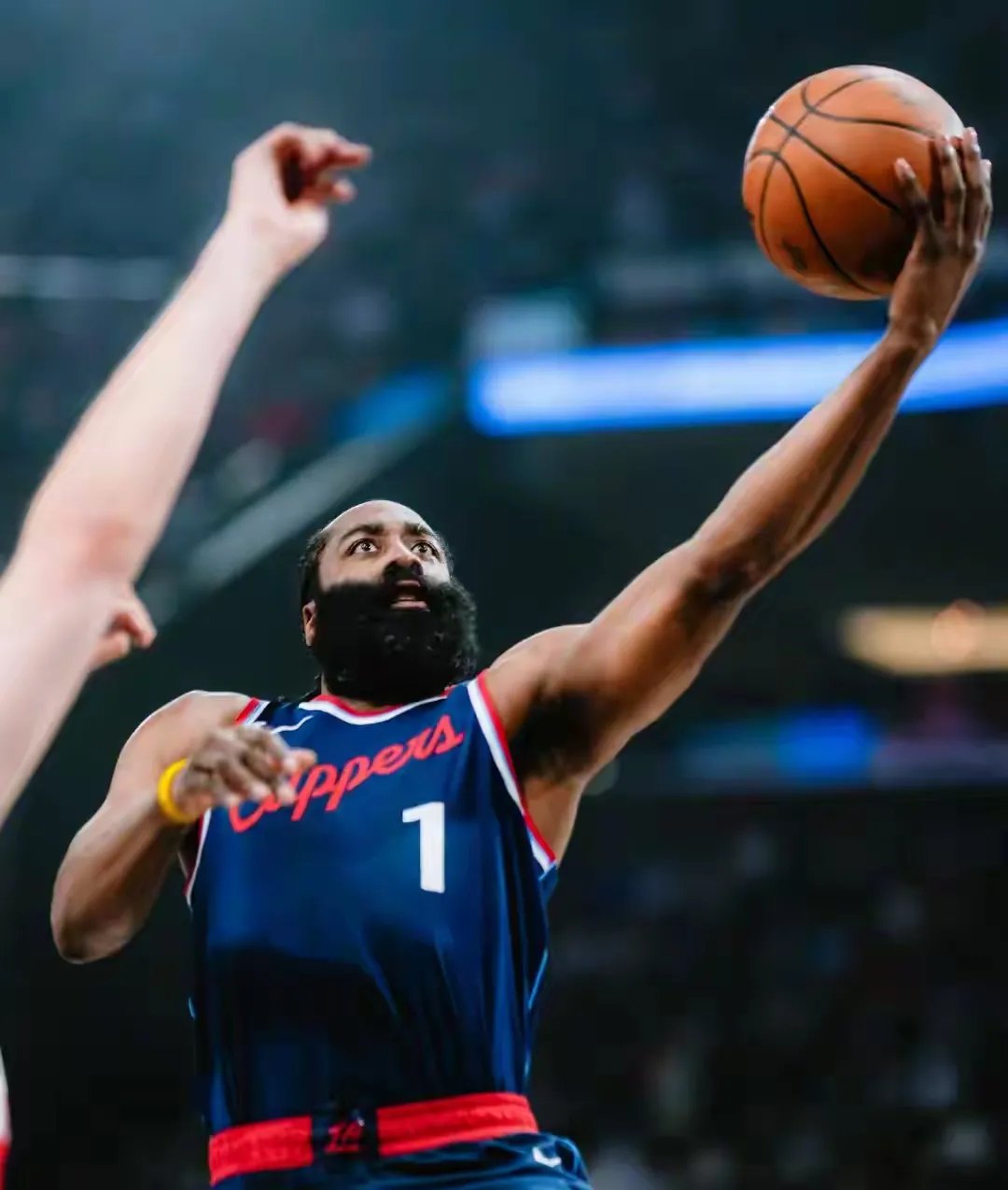 开云下载-火箭客场不敌马刺，哈登未能发挥