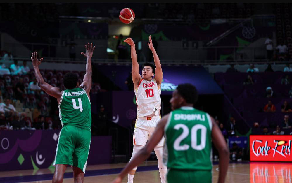 亚洲篮球界的新秀在美洲比赛中打出佳绩，瞩目