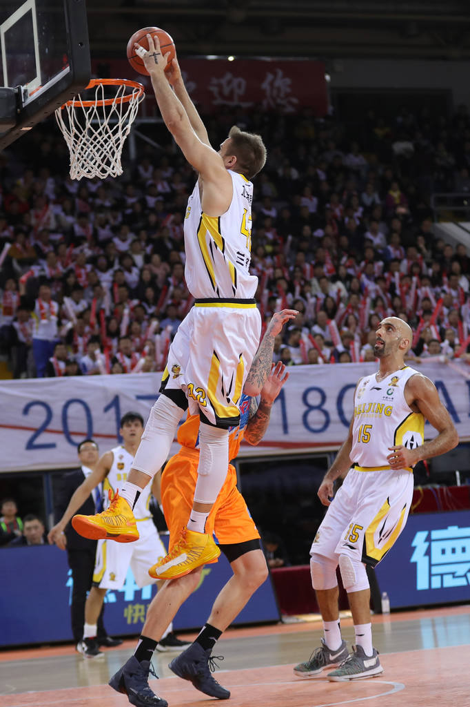 纽约击败老鹰!兰多夫18+9成全队最高 纽约击败老鹰!兰多夫18+9成全队最高